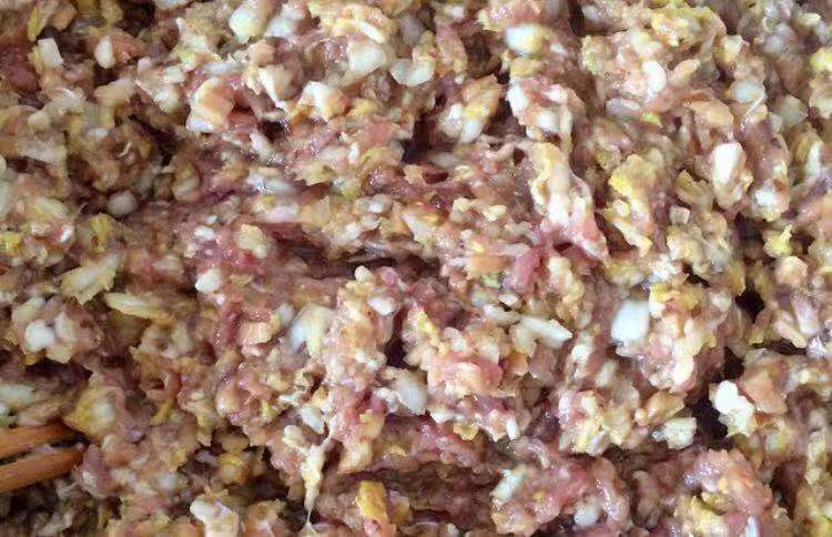 调的饺子馅太干？教你1招做出灌汤水饺，一*爆口**汁儿！太好吃啦