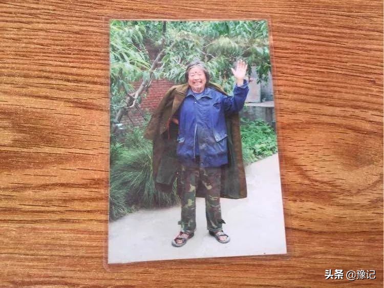 自称“宇宙主席”的舞钢流浪汉，常给灾区难民捐款，比市长还有名