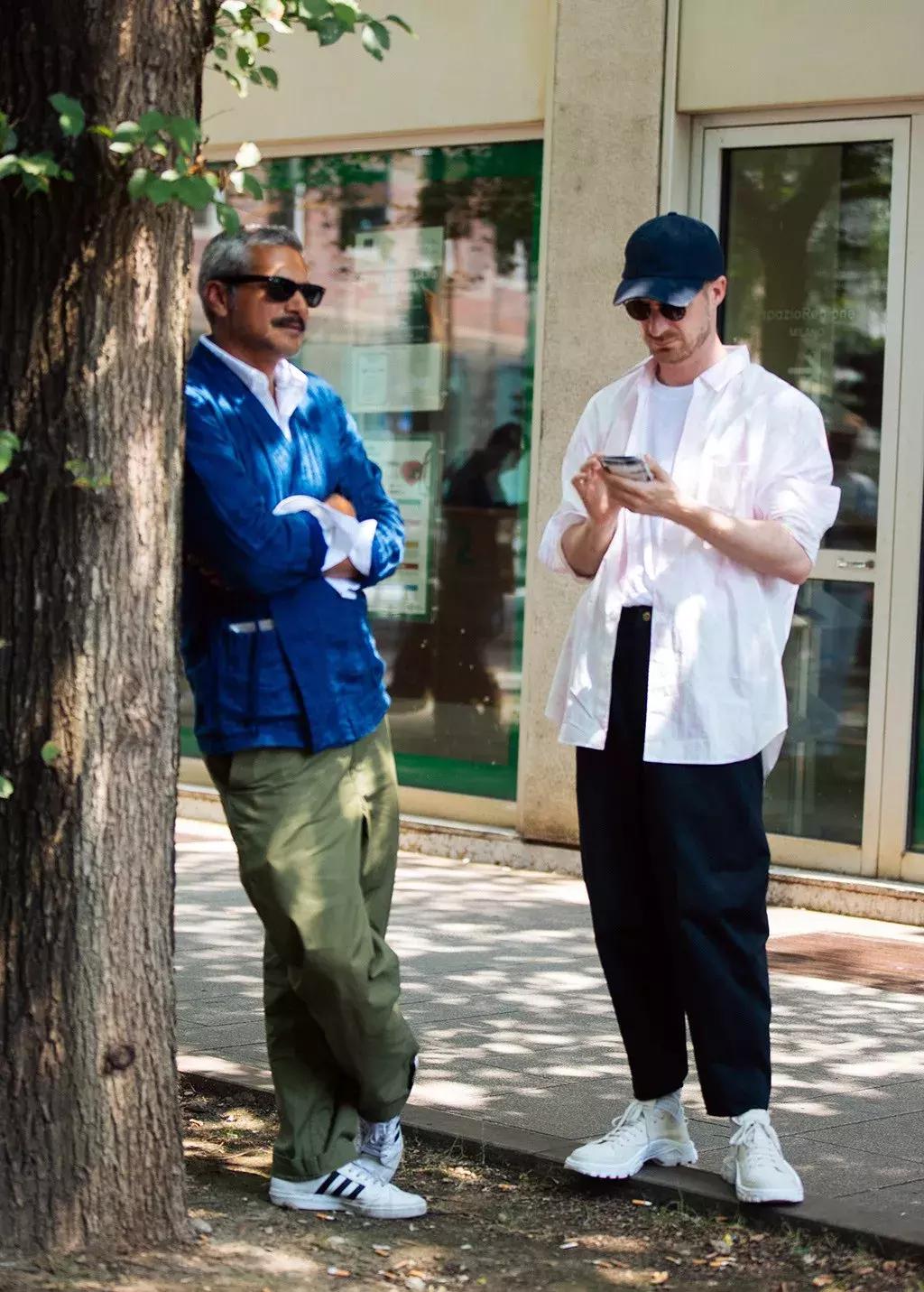 纯亚麻细布衬衫非常适合夏季穿着,白色亚麻衬衫又薄又透里面怎么穿