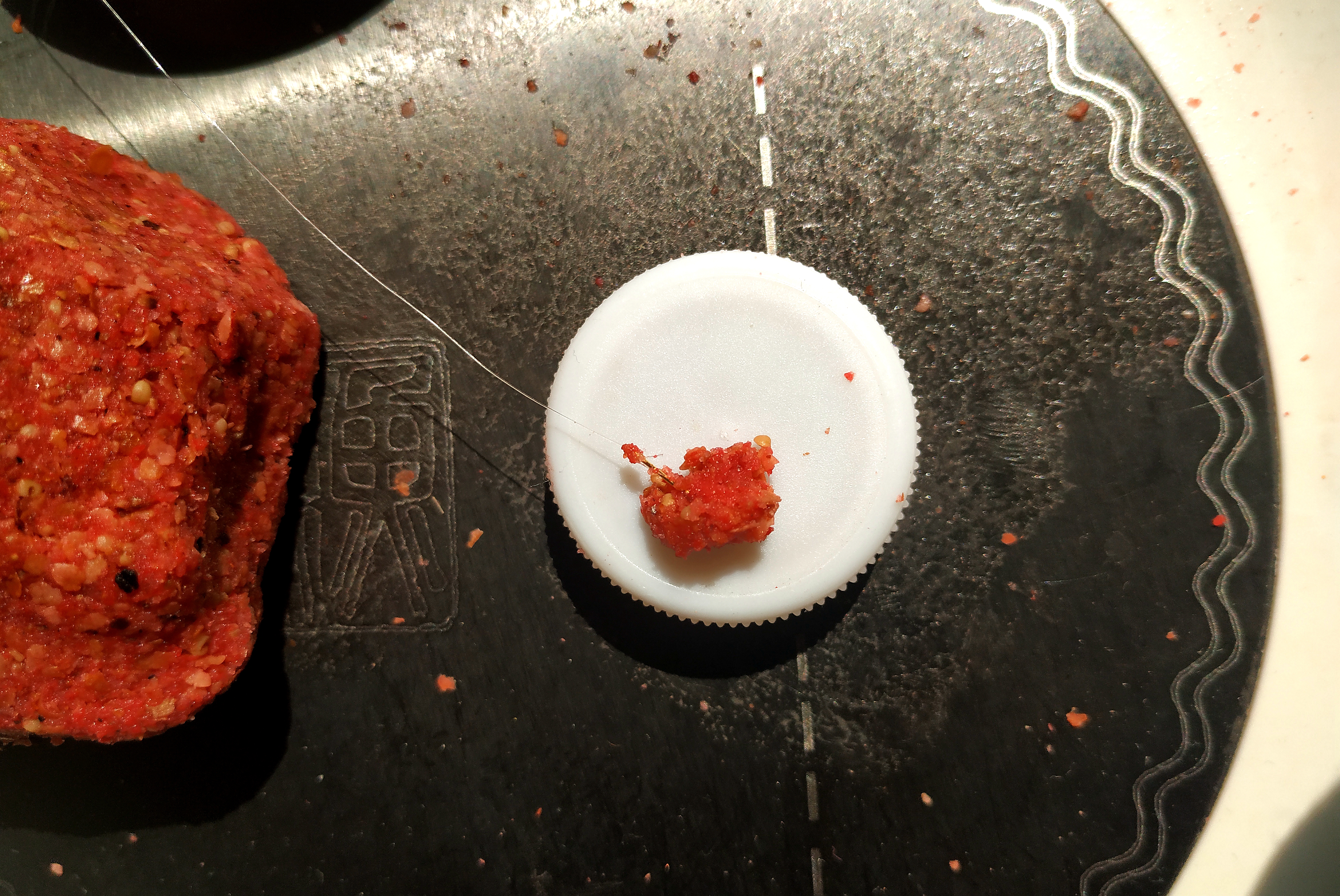 自制“拉大球”饵料有捷径：巧用海藻粉，实现拉饵又大、又密实