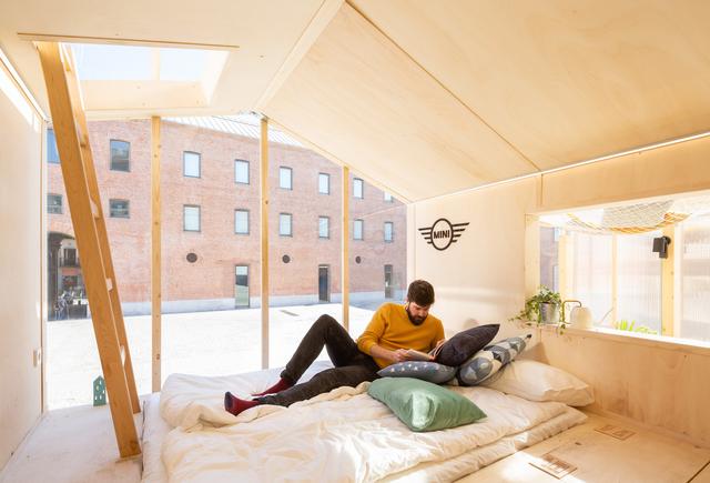 面面俱到的透明木楼,马德里庭院中央的艺术家城市住宅装置