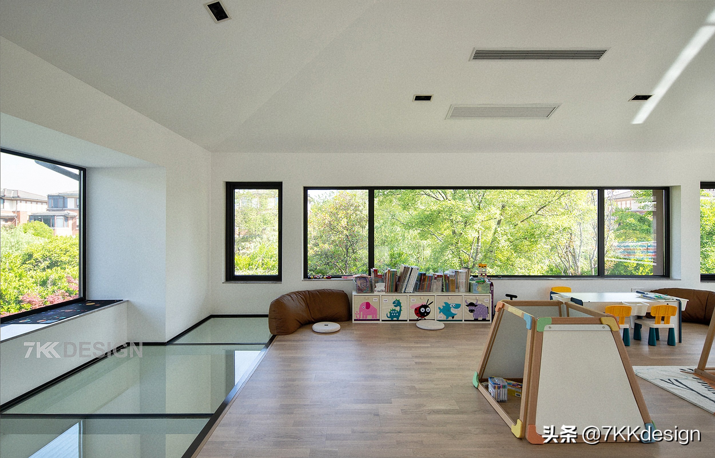 海边联排别墅小院实景现代轻奢,独栋带院子的小别墅年代感