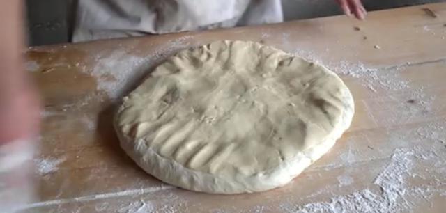 大叔卖传统小吃20年只涨过一次价,河南大叔卖地方小吃每天做300