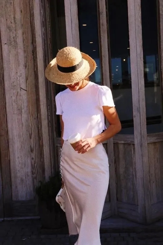 白t恤太显黑怎么搭配,白色t恤显得人胖应该穿什么好看