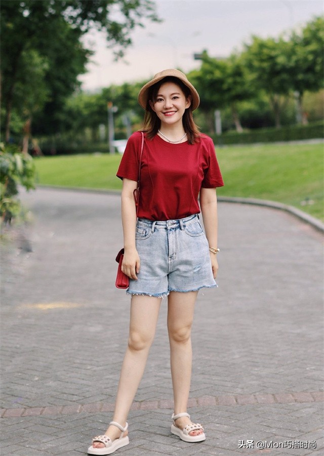 中年女性戴什么帽子好看又简单,中年女人戴什么帽子好