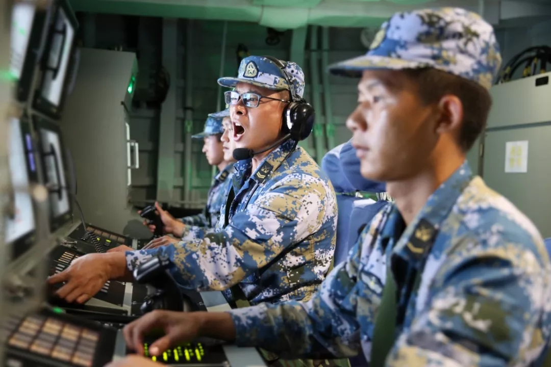 1997年香港回归在即，英舰故意闯入南海搞事情，中国海军教他做人