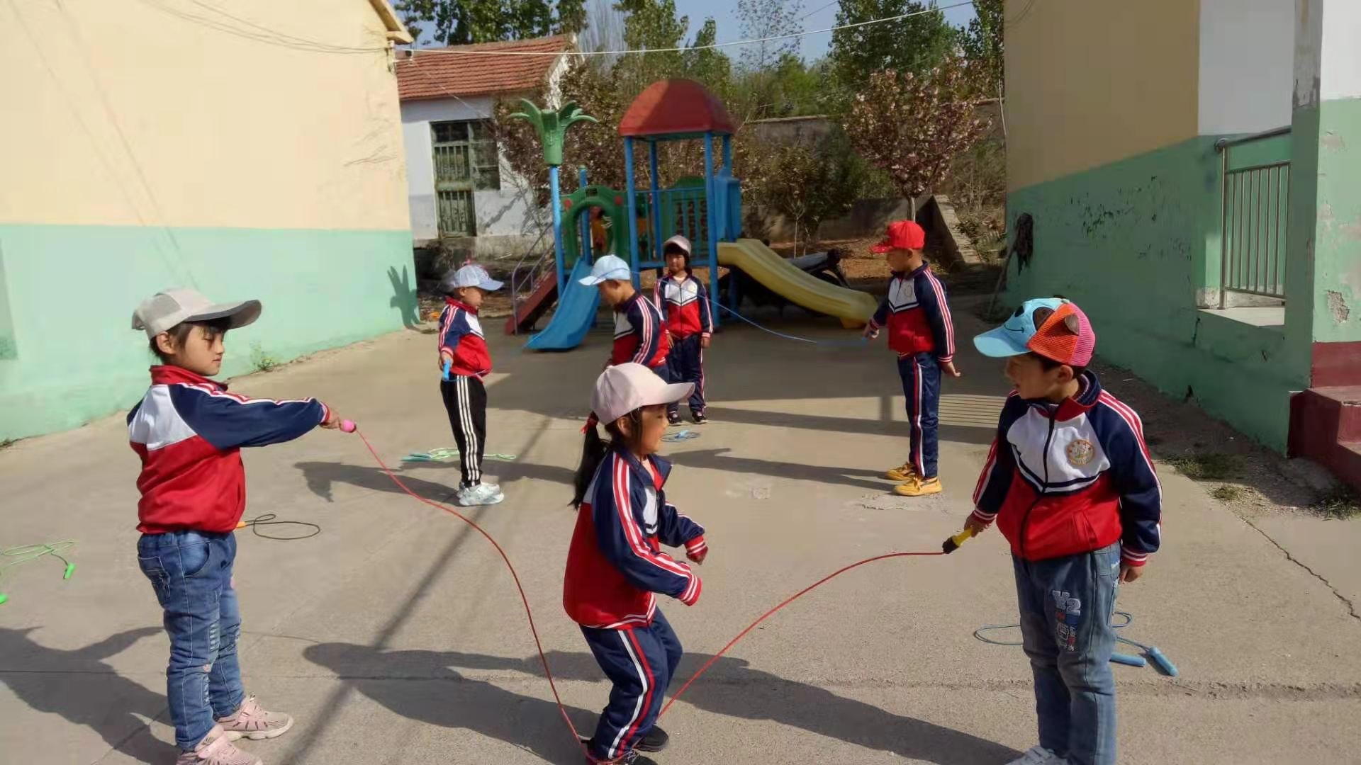 幼儿园大班花样跳绳14人队形,绳彩飞扬跃动跳绳比赛视频