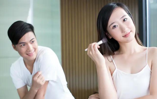 媳妇发现老公有口红印,在老公衣服上发现口红印