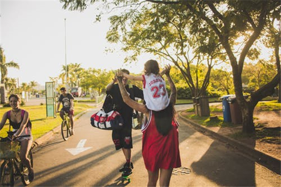 孩子不和小朋友玩不会社交怎么办,父母怎么解决孩子社交问题