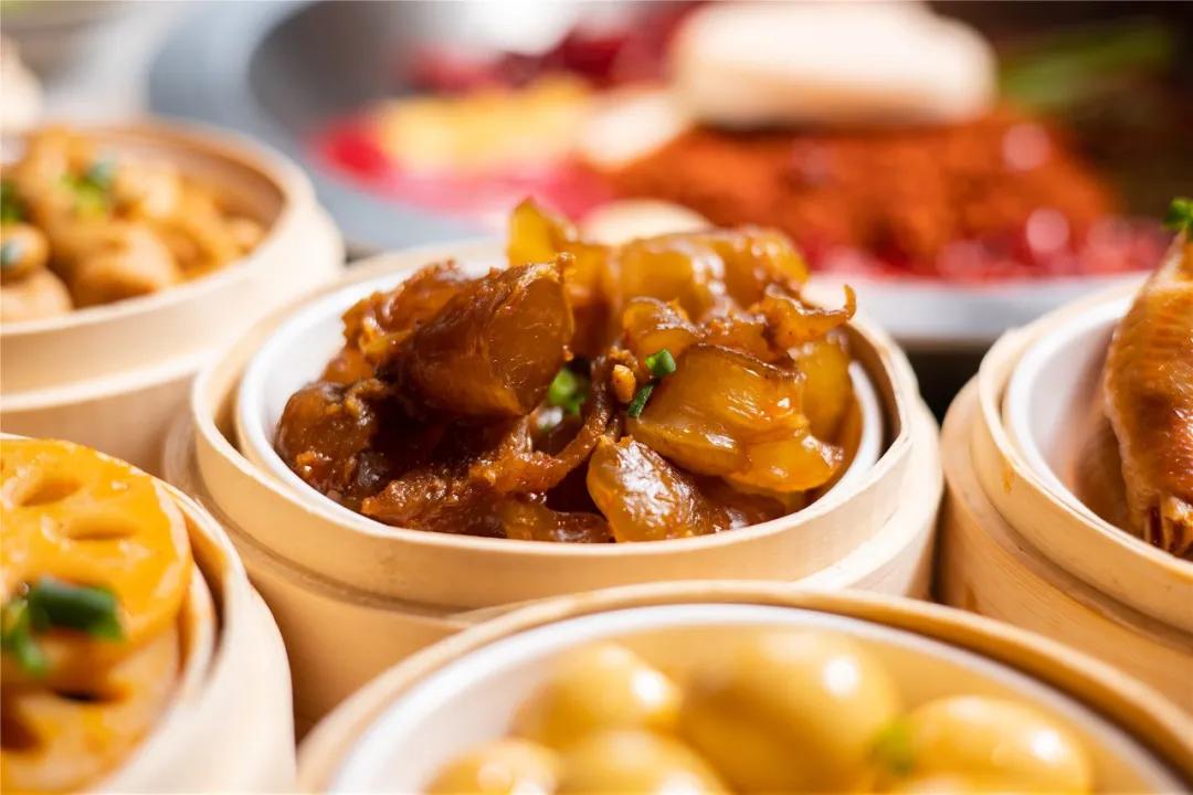 等位2000桌的“卤校长”杀进人广！女生来，免费吃