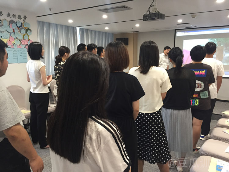 怎样提高自己的口才与演讲能力,怎样提高自己的口才和应变能力