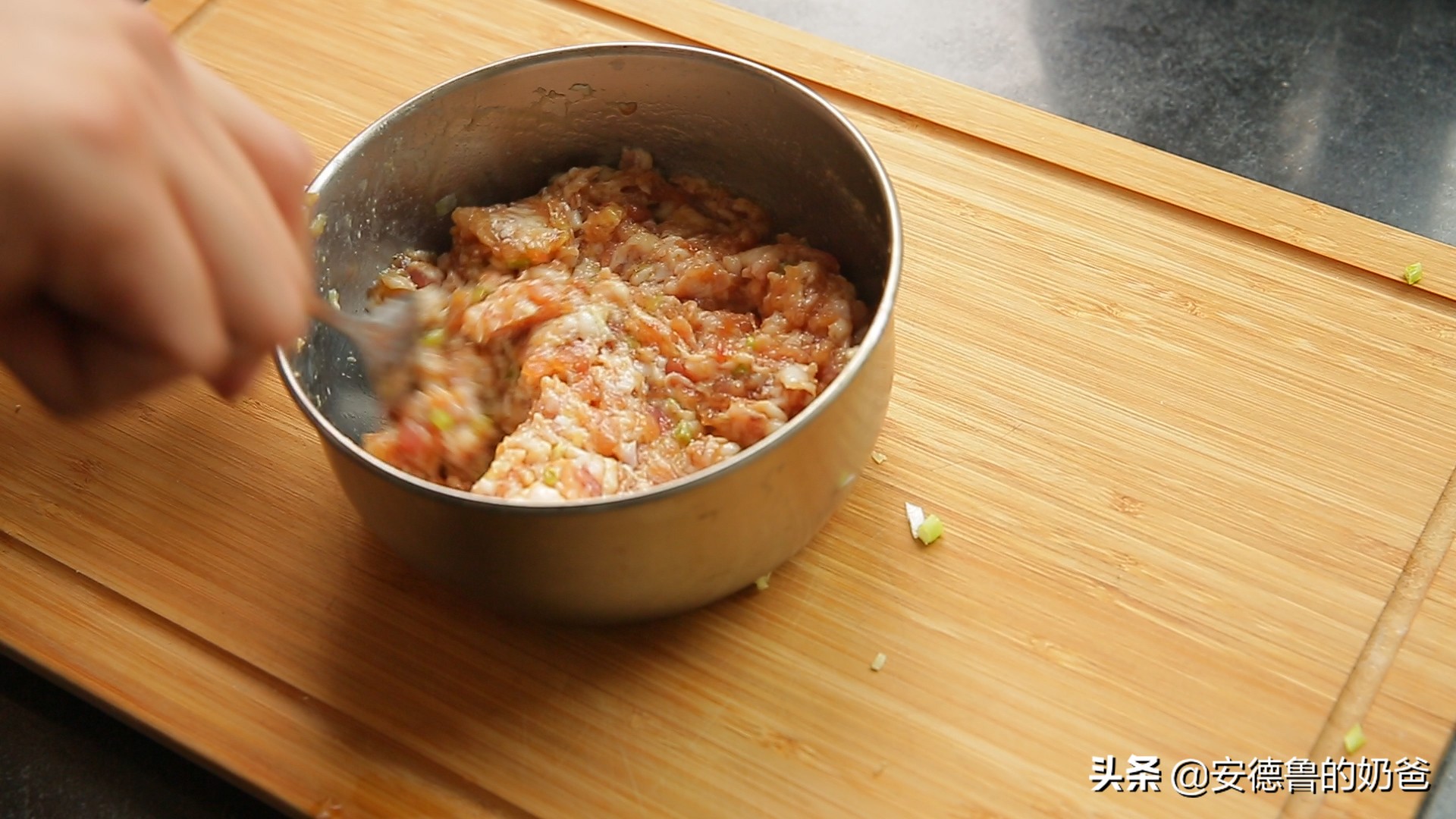 奶爸分享肉酥饼脆的掉渣色泽油亮馅料咸鲜的香气一下散发出来