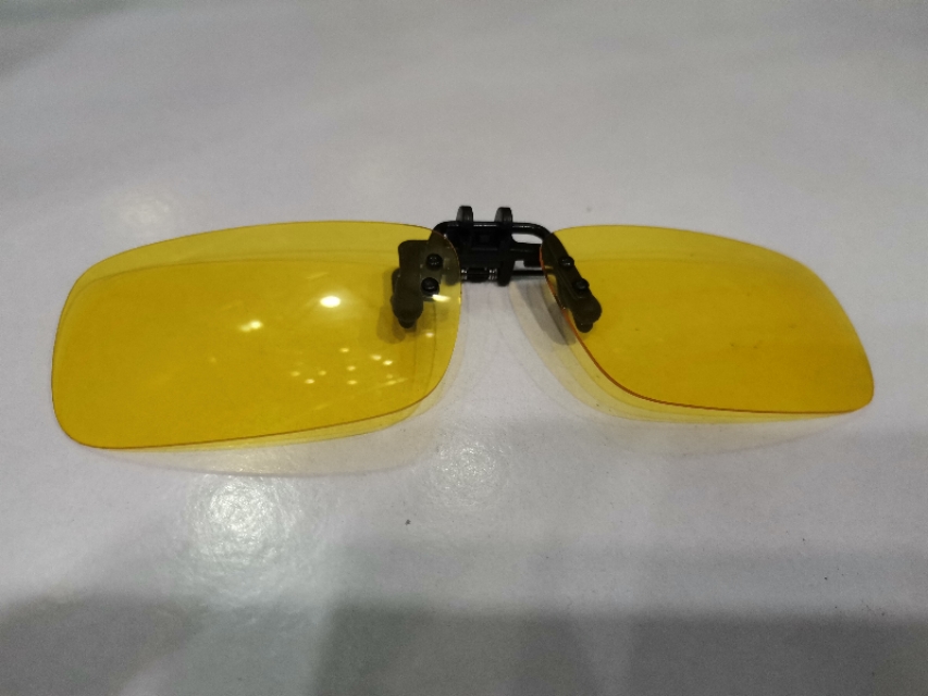 晚上开车遇到远光灯怎么解决,晚上开车对向车道的车灯刺眼