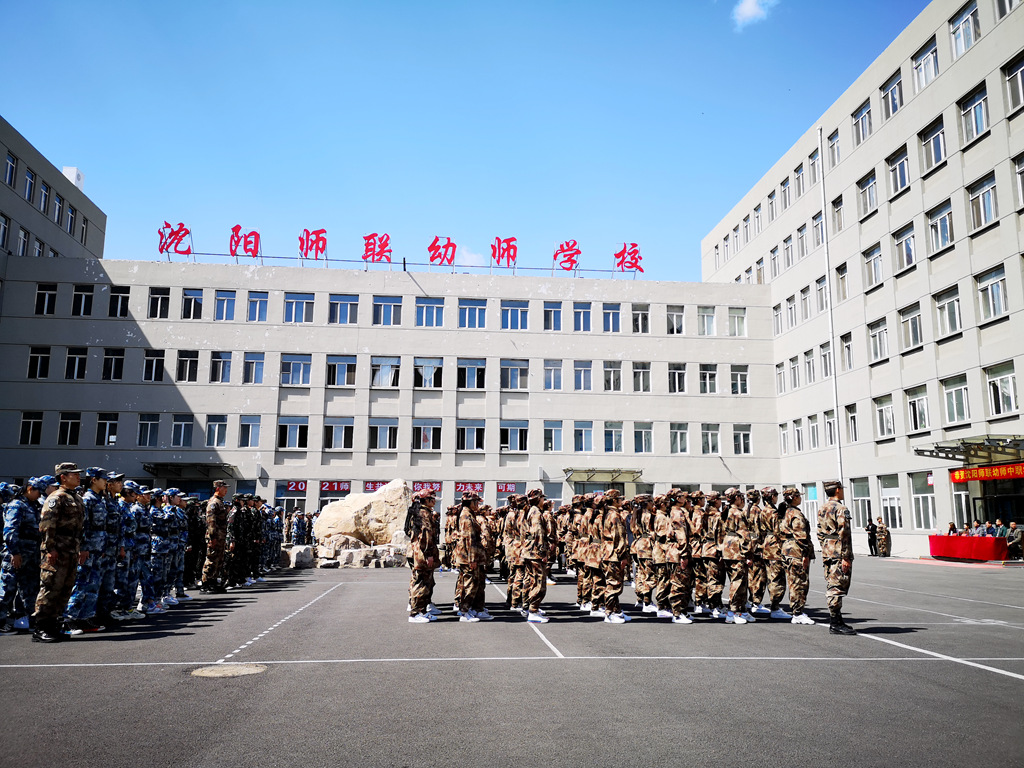沈阳军训教官举旗手汇报仪式,沈阳市一二七中学学生军训