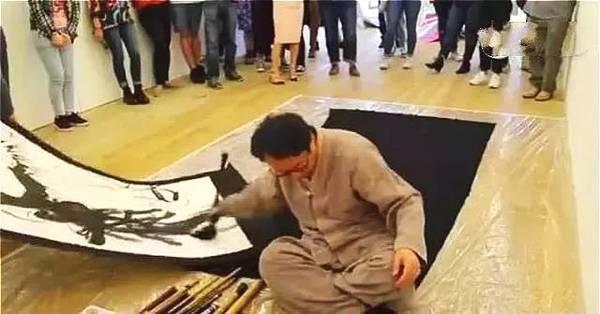 教授在美女身上练书法！专家：美女肉体美的，书法美的，作品大美