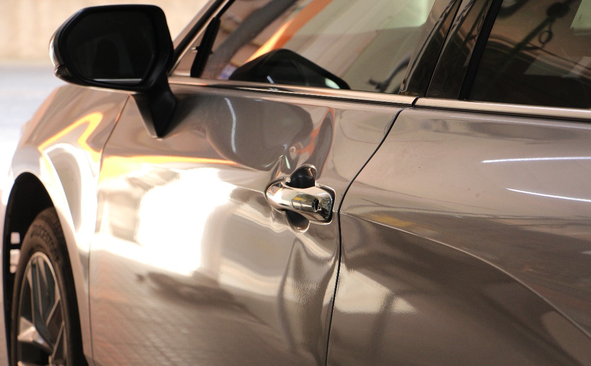 车门凹陷是钣金喷漆还是做无痕,完整车门凹陷无痕修复视频