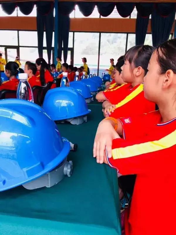 厉害了！这几个小学生竟然花了5天时间在森林里造了一个......