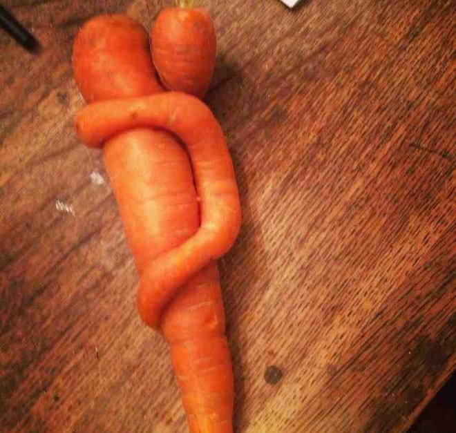 “兄弟睡觉压得胳膊都变色了，要不要叫醒他？”醒来一定很酸爽