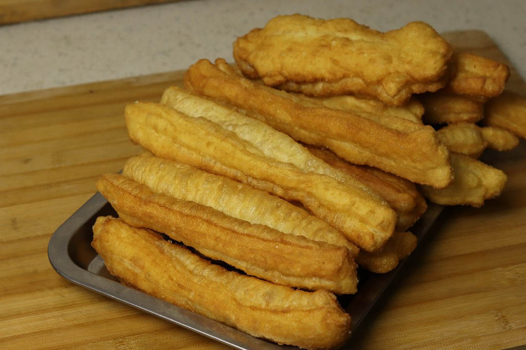 在家炸油条健康又美味放心吃,怎样炸油条才酥脆不用泡打粉