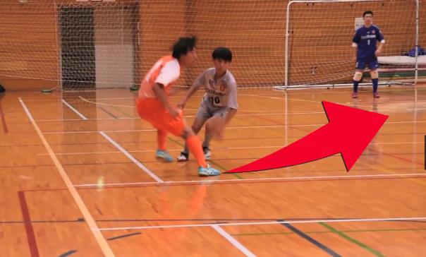 足球3人传球训练方法,3人进攻技巧教学