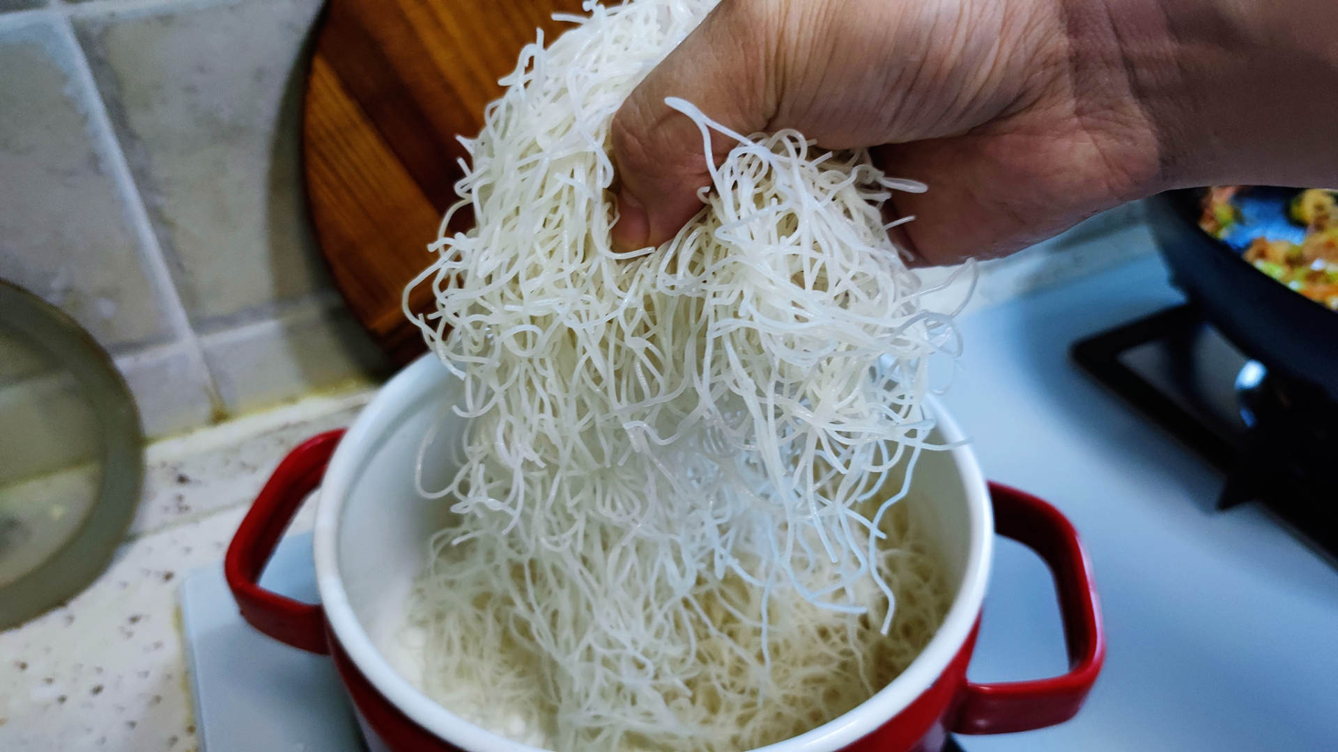 炒米线怎么不成一坨不粘锅,如何炒米线松散不粘锅