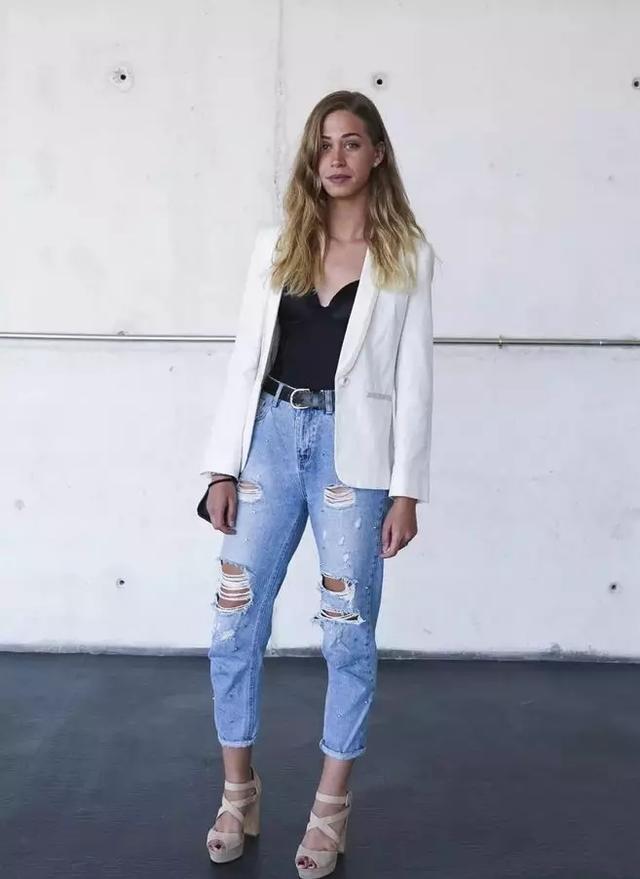 破洞牛仔裤被缝起来了 (妈妈补的破洞牛仔裤)