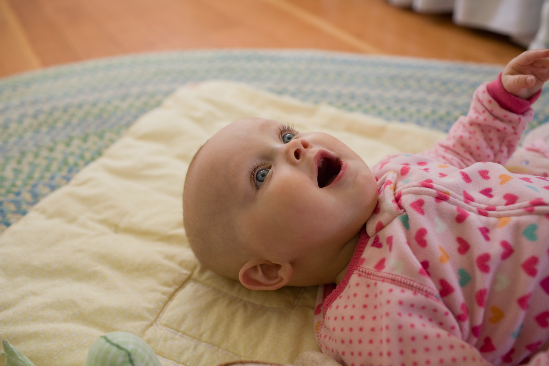 春季睡觉怎么预防宝宝着凉,冬天屋里24度宝宝穿睡袋可以吗