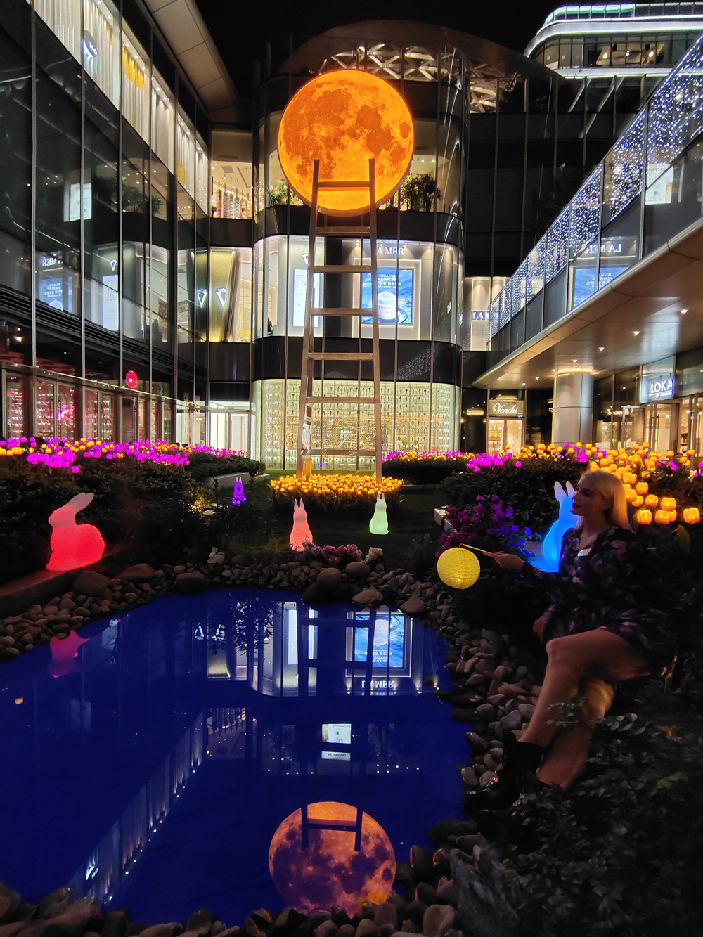 国际级艺术大师的巨型皓月艺术装置登陆上海OneITC商场