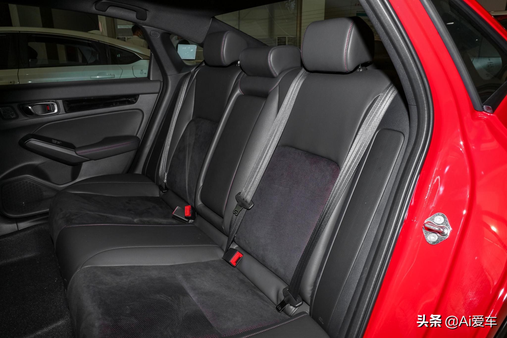 紧凑级运动轿车的标杆是本田思域,性能与颜值兼具本田思域闪亮登场