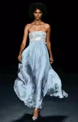 她4岁被*暴强**，5岁被割生殖器，13岁嫁60岁老头，22岁时惊艳世界