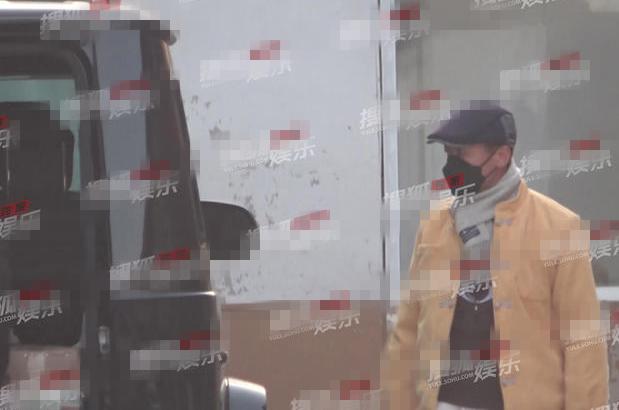 王宝强开豪车接送儿子，王子豪身高已到爸爸胸口，自强独立受好评