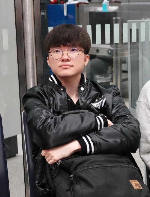 李哥faker看红色队衣,铁公鸡李哥faker