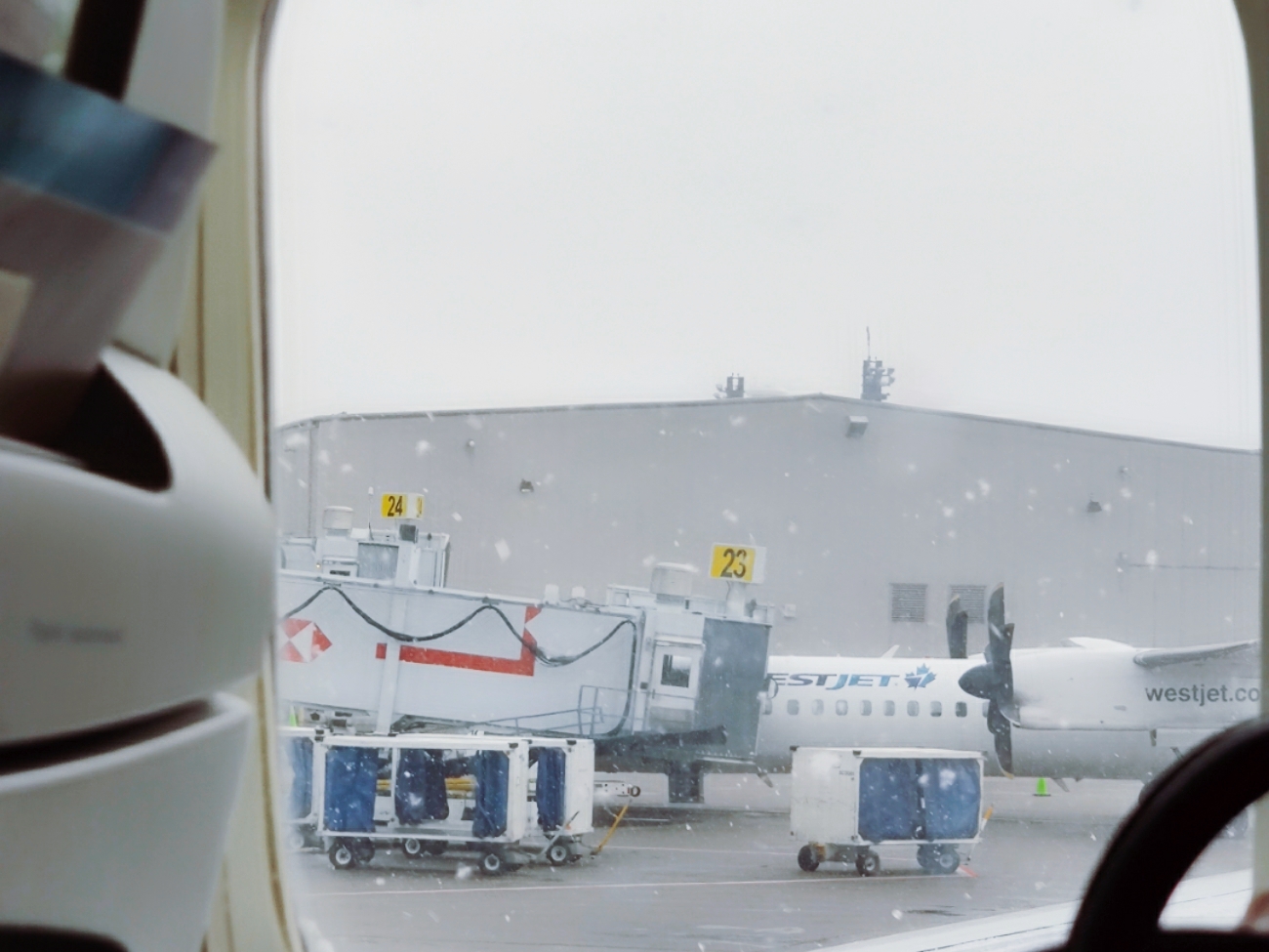 CanadianRockiesI初见班夫的美-在雪地扎帐篷