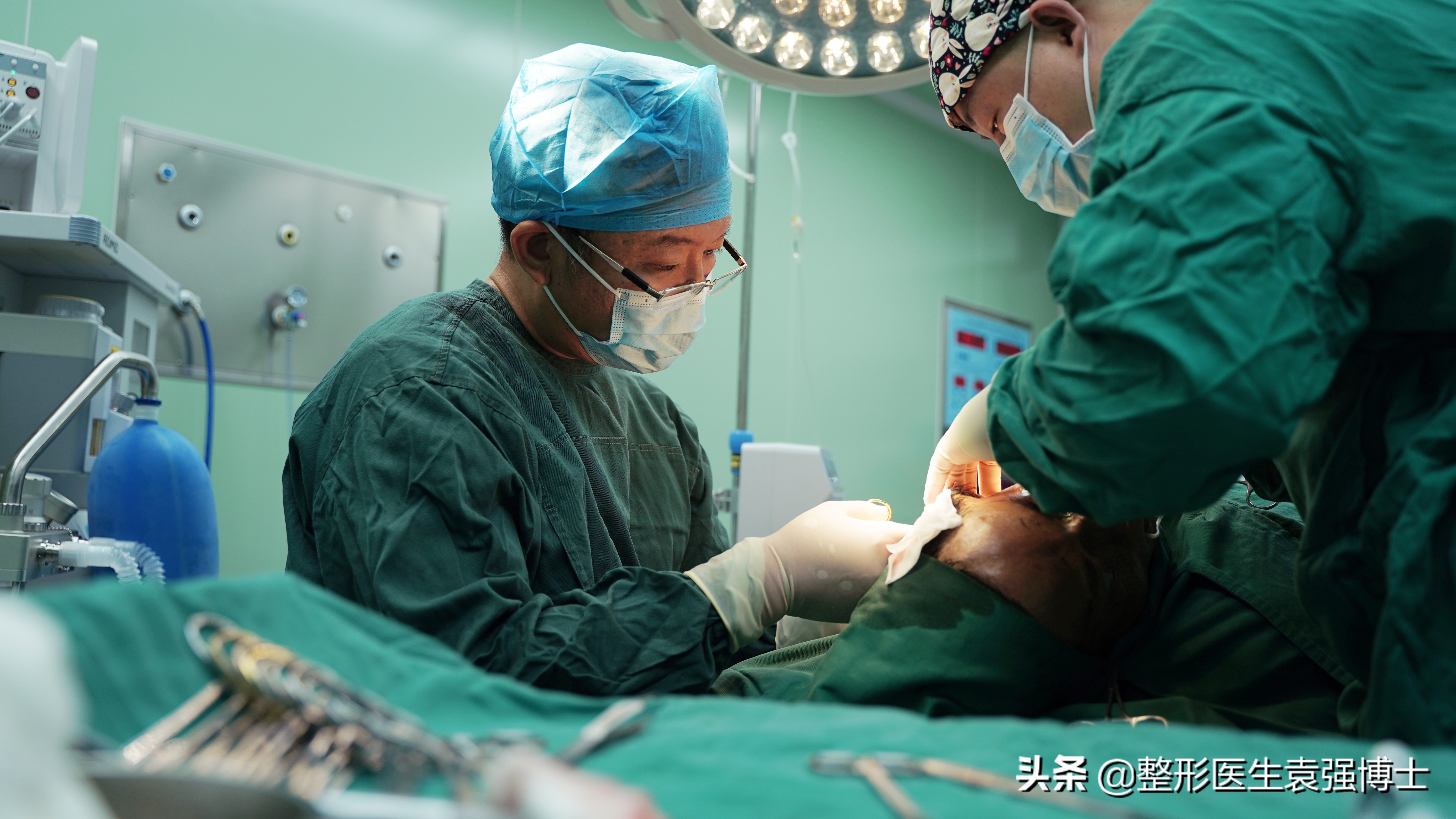 拉皮手术前后对比25岁,男士拉皮手术前后的对比效果