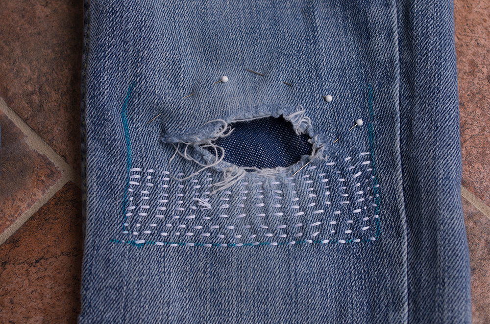 牛仔裤烧个洞如何用针线补救,牛仔裤破个洞怎么弄