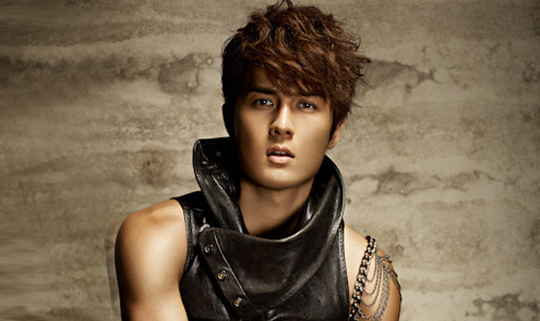 窦骁何超莲现身赌王告别式帅照,赌王何超莲窦骁赌王告别仪式