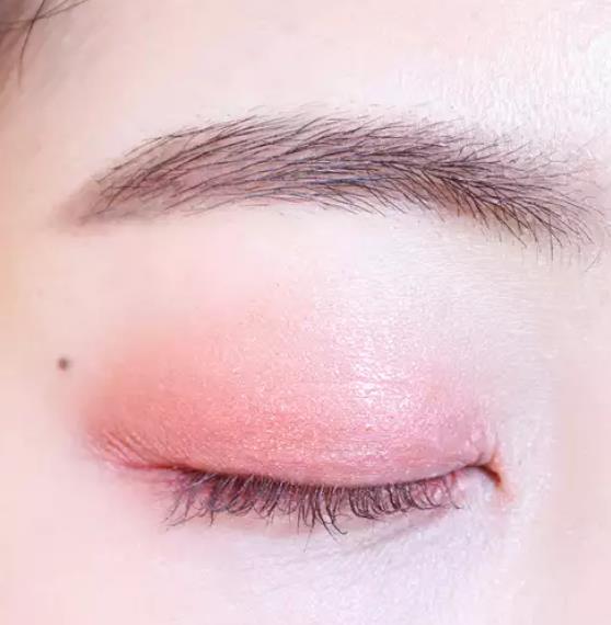 韩系妆容眼妆粉色,韩系桃花妆眼妆教程