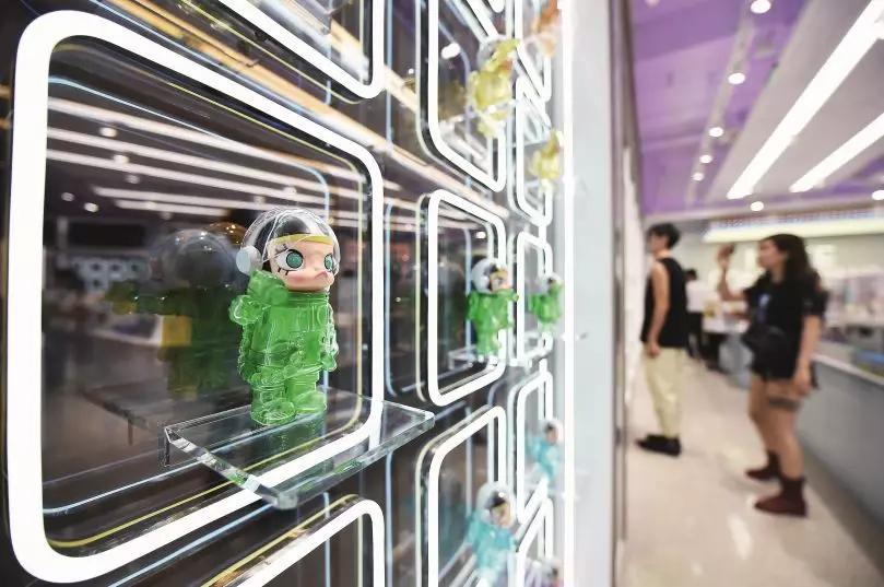 “中毒”的年轻人乐在其中？3年花上百万买盲盒