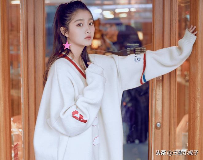 关晓彤穿黑色衣服显腿长的照片,关晓彤长腿穿足球服