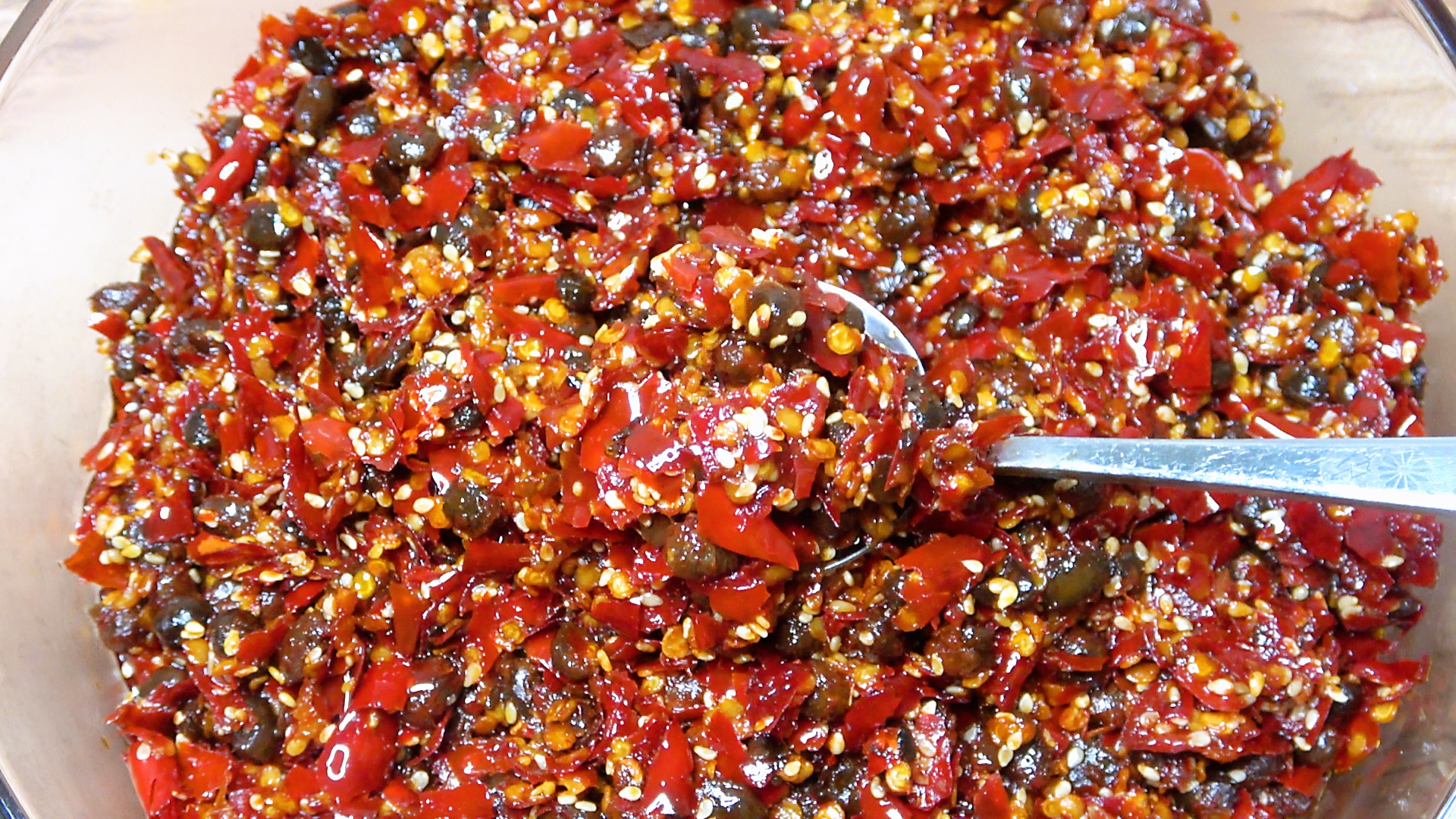 老干妈香辣豆豉酱的配方与制作,老干妈豆豉酱怎么做成的呢