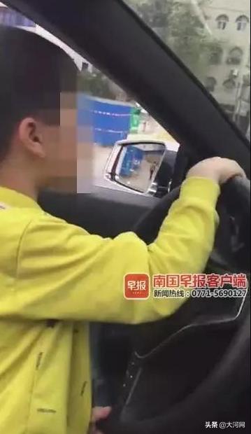 4岁男童开轿车，副驾驶坐着小女孩！家长理由让人无语