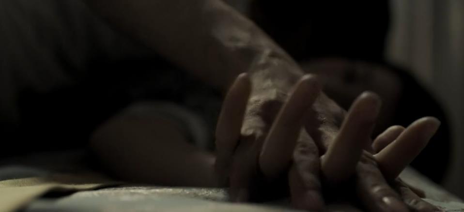 男医生拿针管吓唬小朋友,男医生用手抓刀