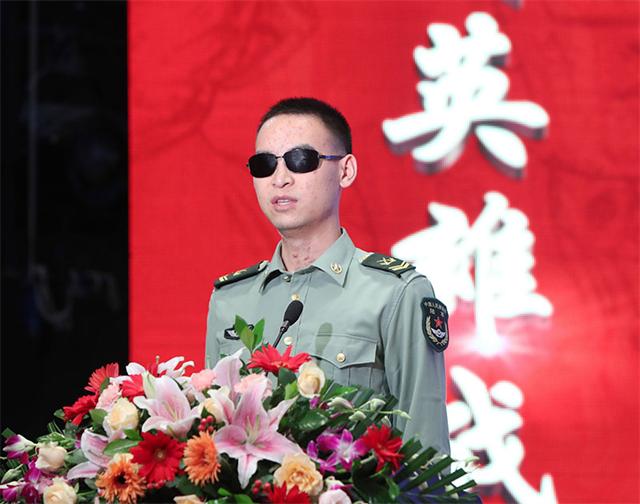 2019年八一勋章杜富国,杜富国颁发奖章全过程