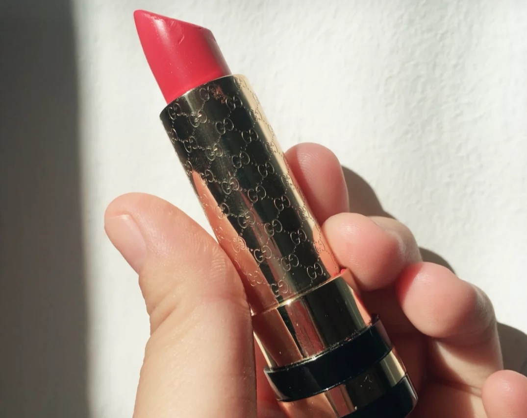唇色深适合雅诗兰黛口红699正红色,黄皮秋冬必买大牌口红