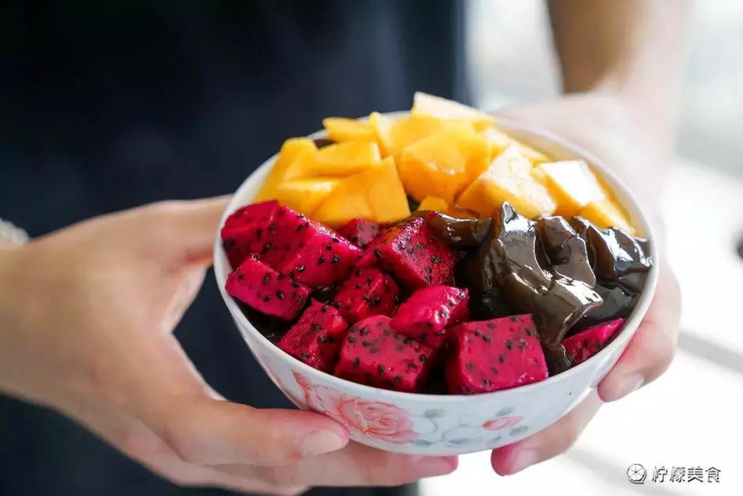 74岁的他，把一半的人生交给了这碗「黑暗甜品」