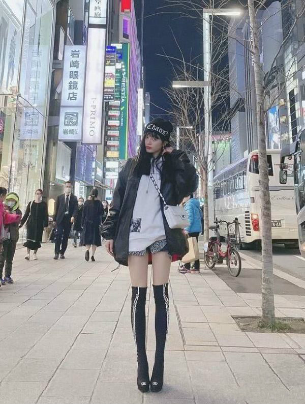 吴宣仪粉色蝴蝶短裙,吴宣仪黑色长筒袜加短裙