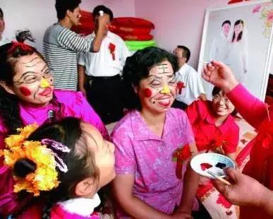 山东这个新郎这下火了，被人用胶带绑路灯杆上泼调料……就不能好好结个婚吗？