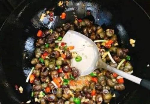 炒田螺要不要先“焯水”？很多人弄错了，难怪田螺腥味重不嫩不鲜