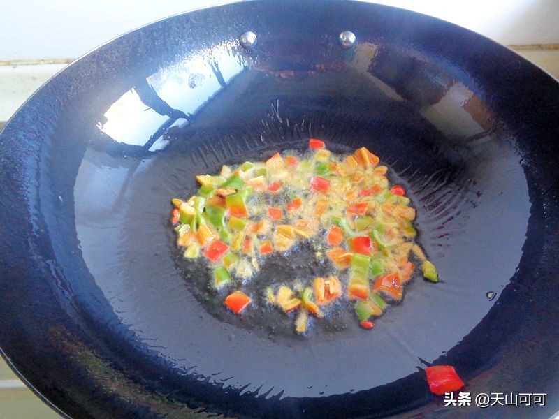 东北五花肉炖鱼豆腐的家常做法,午餐鱼炖豆腐汤好吃极了