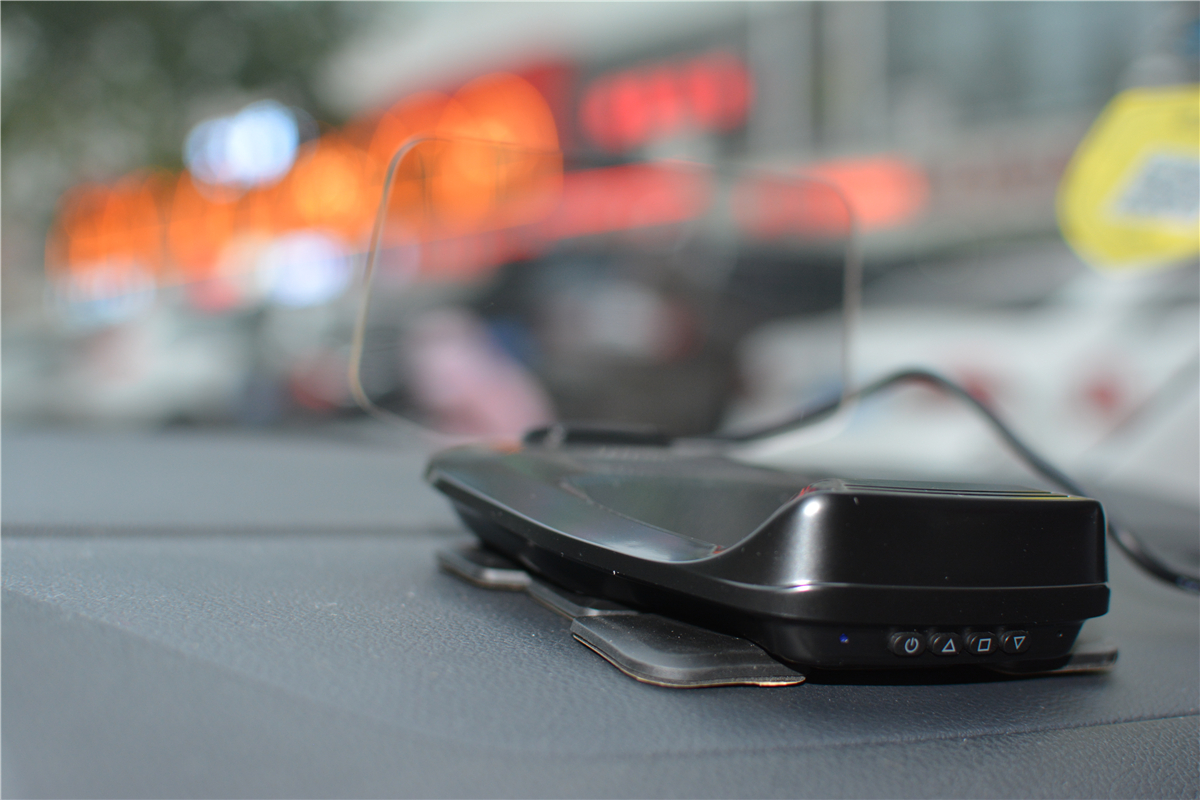 自从上过小米众筹,车萝卜又出新品,彩屏HUD真香